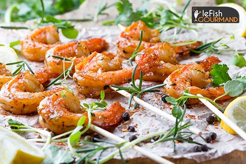 Brochettes de Queues de Gambas marinées aux herbes à la plancha